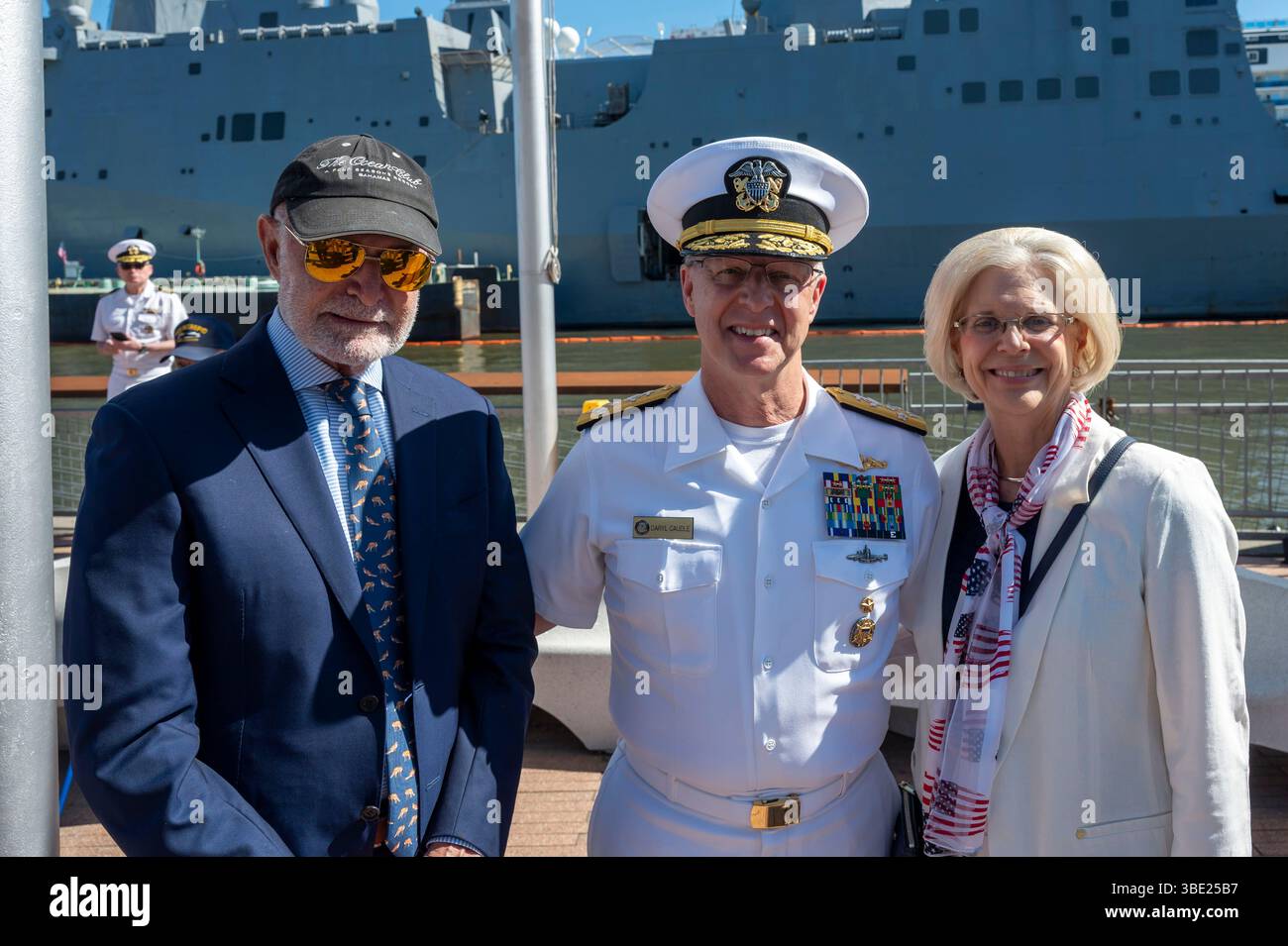 L'ADM Daryl Caudle (C), commandant du U.S. Fleet Forces Command, assiste à la cérémonie annuelle de commémoration du jour du souvenir de l'Intrepid Sea, Air & Space Museum. Banque D'Images
