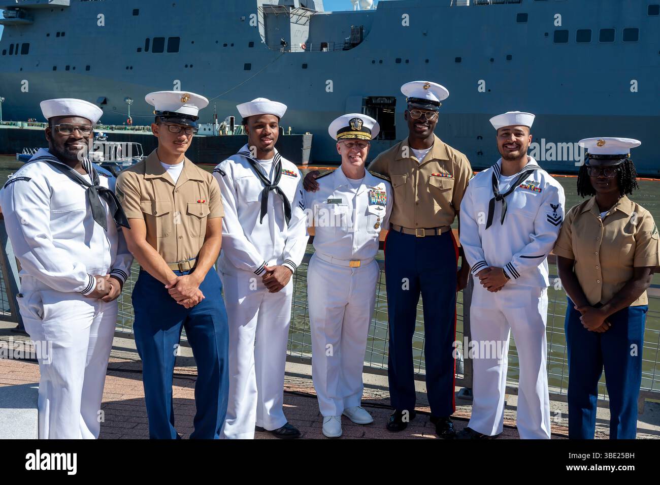 L'ADM Daryl Caudle (C), commandant du U.S. Fleet Forces Command, assiste à la cérémonie annuelle de commémoration du jour du souvenir de l'Intrepid Sea, Air & Space Museum. Banque D'Images
