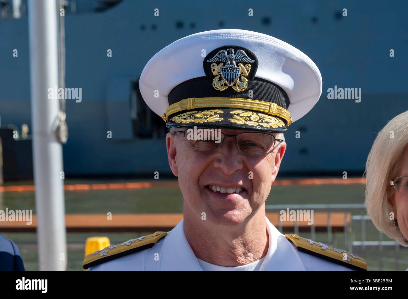 L'ADM Daryl Caudle, commandant du U.S. Fleet Forces Command, assiste à la cérémonie annuelle de commémoration du jour du souvenir de l'Intrepid Sea, Air & Space Museum. Banque D'Images