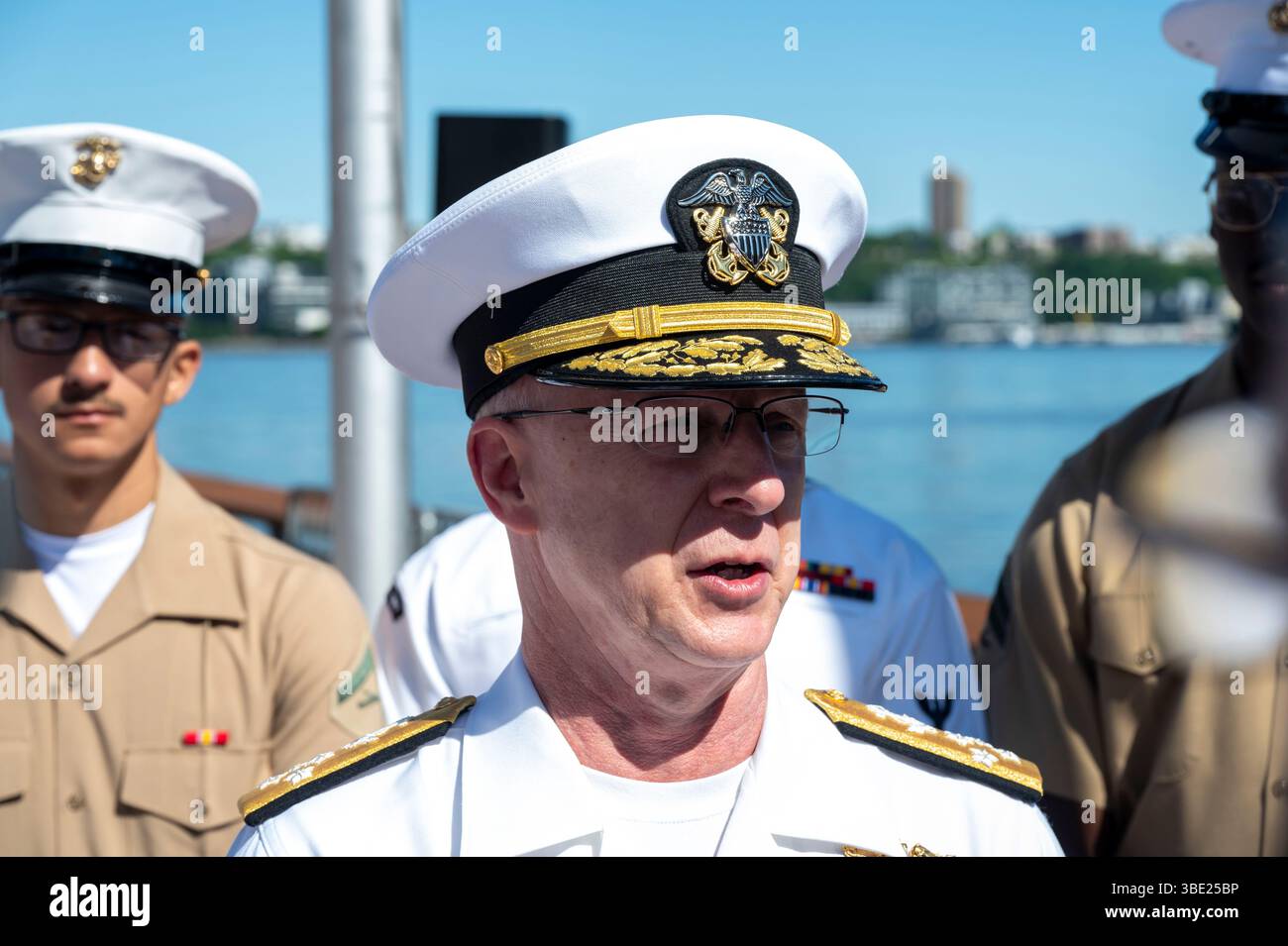 L'ADM Daryl Caudle, commandant du U.S. Fleet Forces Command, assiste à la cérémonie annuelle de commémoration du jour du souvenir de l'Intrepid Sea, Air & Space Museum. Banque D'Images