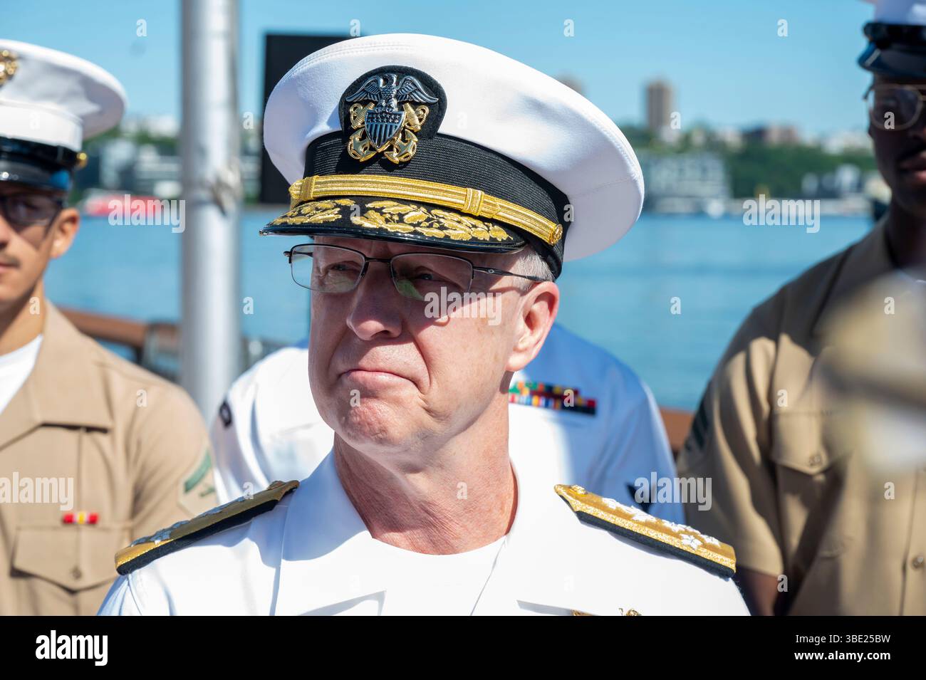 L'ADM Daryl Caudle, commandant du U.S. Fleet Forces Command, assiste à la cérémonie annuelle de commémoration du jour du souvenir de l'Intrepid Sea, Air & Space Museum. Banque D'Images