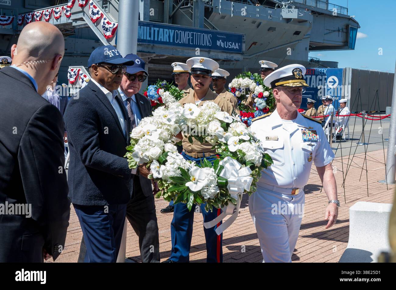 Le maire Eric Adams et l'ADM Daryl Caudle, commandant du U.S. Fleet Forces Command, tiennent une couronne lors de la cérémonie annuelle de commémoration du jour du souvenir de l'Intrepid Sea, Air & Space Museum. Banque D'Images