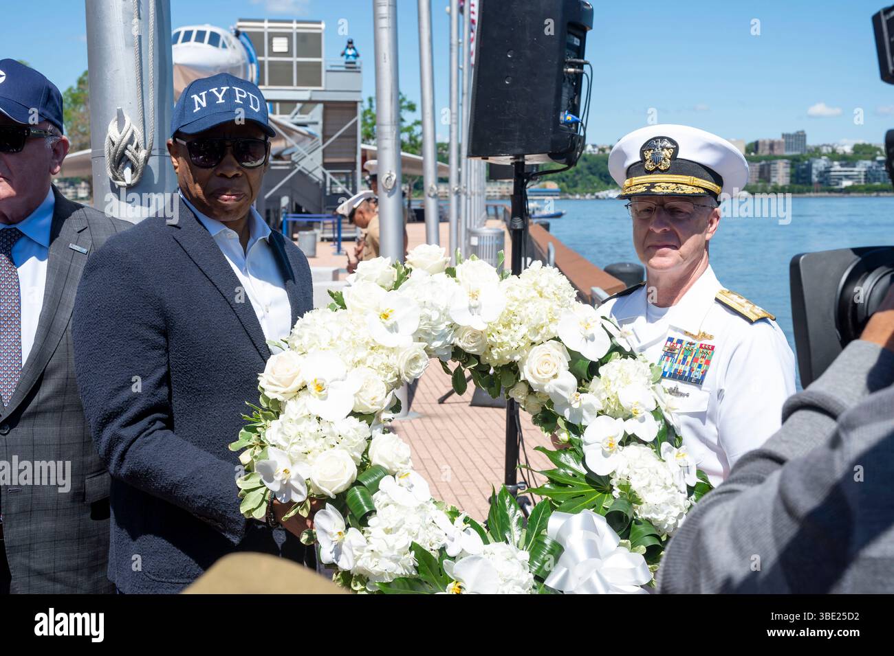 Le maire Eric Adams et l'ADM Daryl Caudle, commandant du U.S. Fleet Forces Command, tiennent une couronne lors de la cérémonie annuelle de commémoration du jour du souvenir de l'Intrepid Sea, Air & Space Museum. Banque D'Images