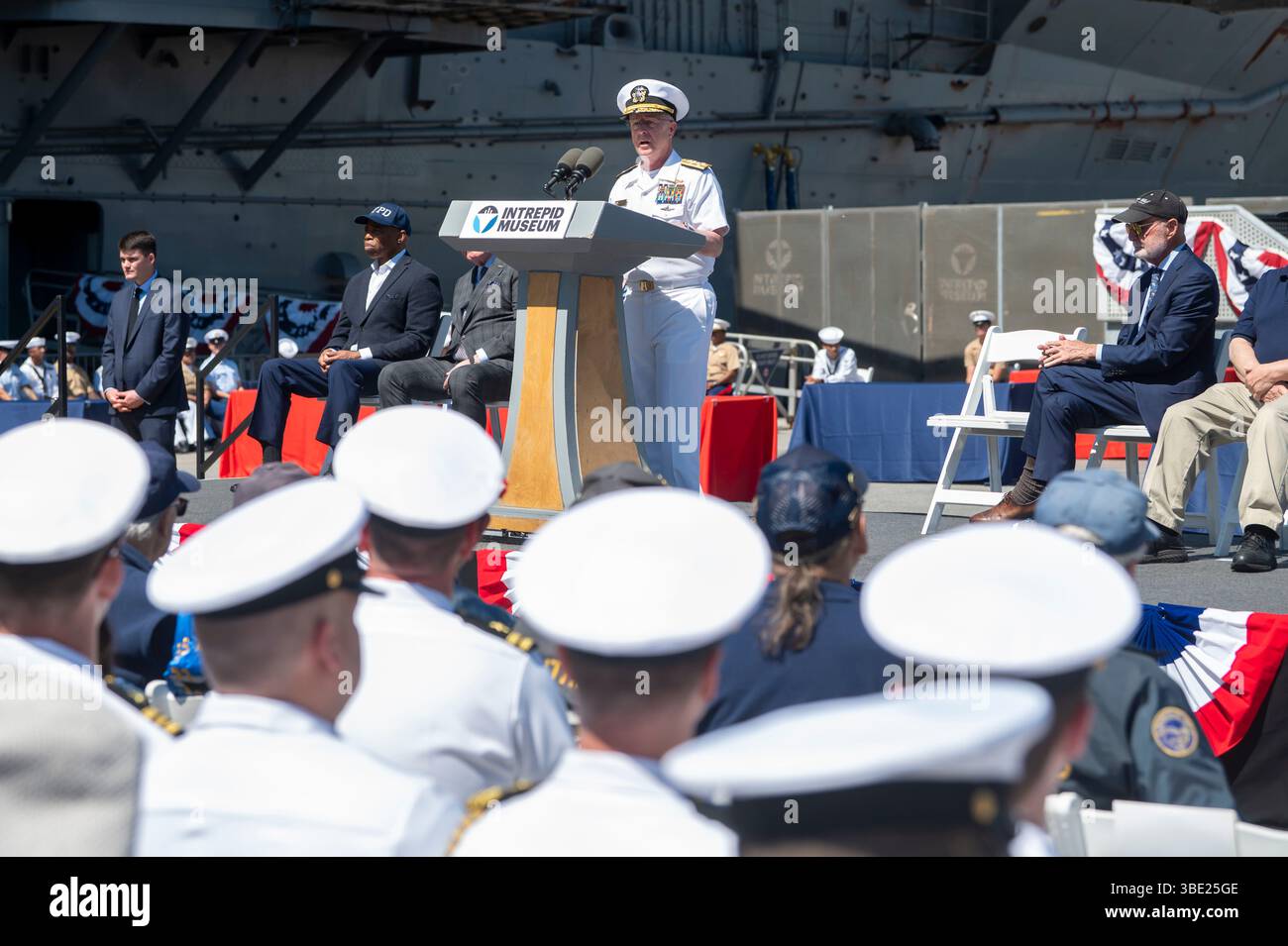 L'ADM Daryl Caudle, commandant du U.S. Fleet Forces Command, prend la parole lors de la cérémonie annuelle de commémoration du jour du souvenir de l'Intrepid Sea, Air & Space Museum. Banque D'Images