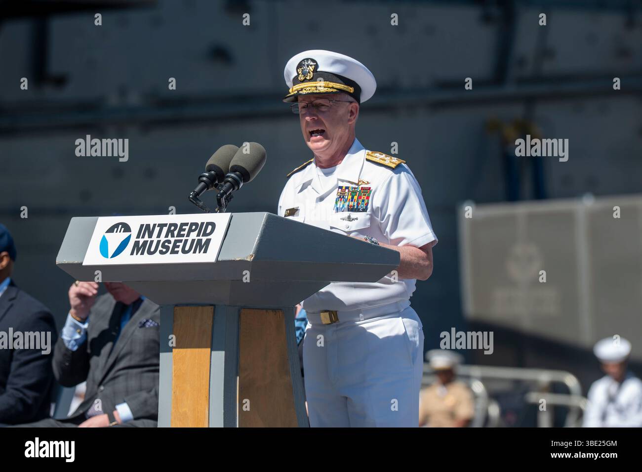 L'ADM Daryl Caudle, commandant du U.S. Fleet Forces Command, prend la parole lors de la cérémonie annuelle de commémoration du jour du souvenir de l'Intrepid Sea, Air & Space Museum. Banque D'Images