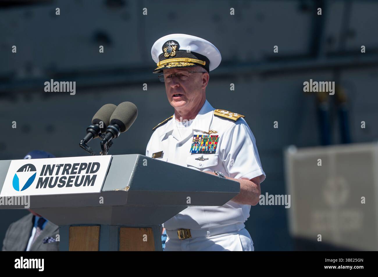 L'ADM Daryl Caudle, commandant du U.S. Fleet Forces Command, prend la parole lors de la cérémonie annuelle de commémoration du jour du souvenir de l'Intrepid Sea, Air & Space Museum. Banque D'Images