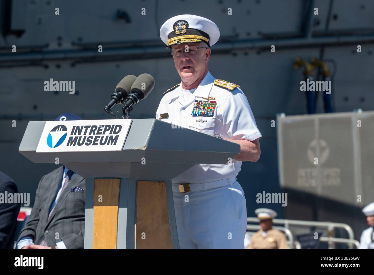 L'ADM Daryl Caudle, commandant du U.S. Fleet Forces Command, prend la parole lors de la cérémonie annuelle de commémoration du jour du souvenir de l'Intrepid Sea, Air & Space Museum. Banque D'Images
