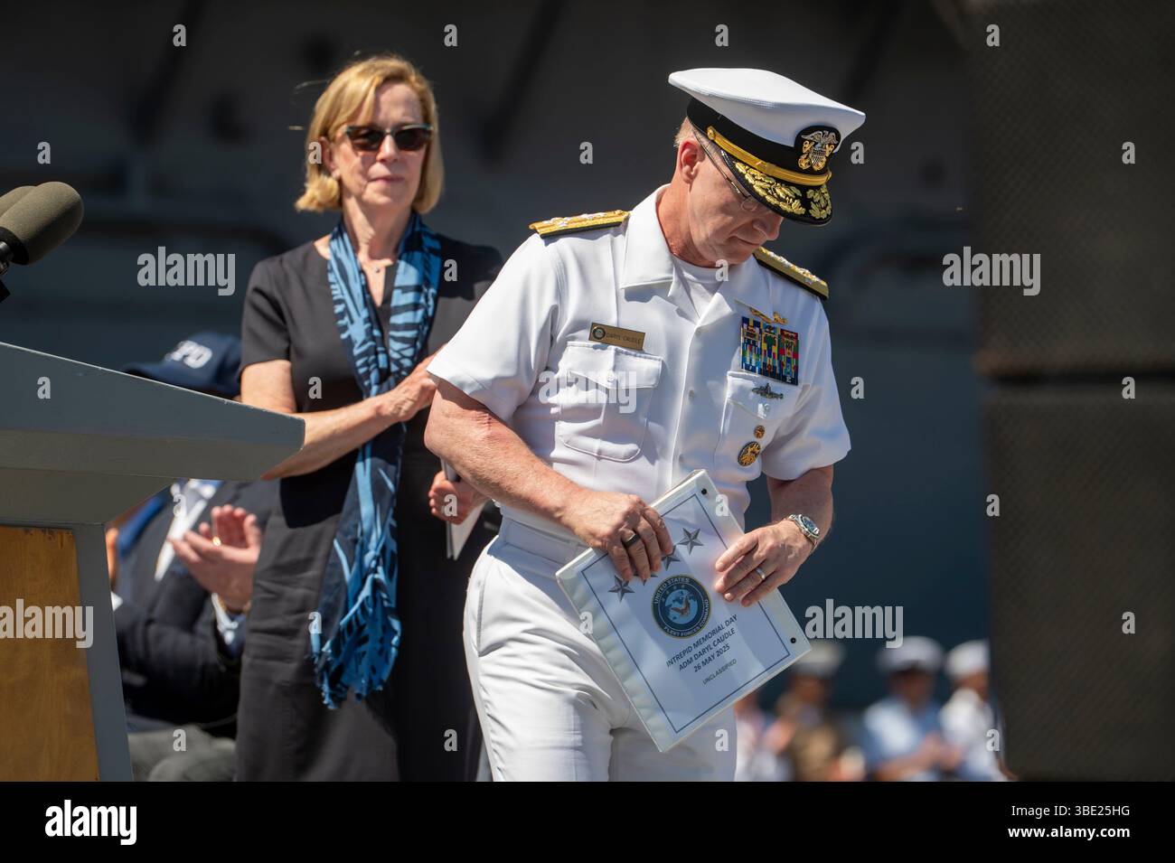 L'ADM Daryl Caudle, commandant du U.S. Fleet Forces Command, a été vu lors de la cérémonie annuelle de commémoration du jour du souvenir de l'Intrepid Sea, Air & Space Museum. Banque D'Images