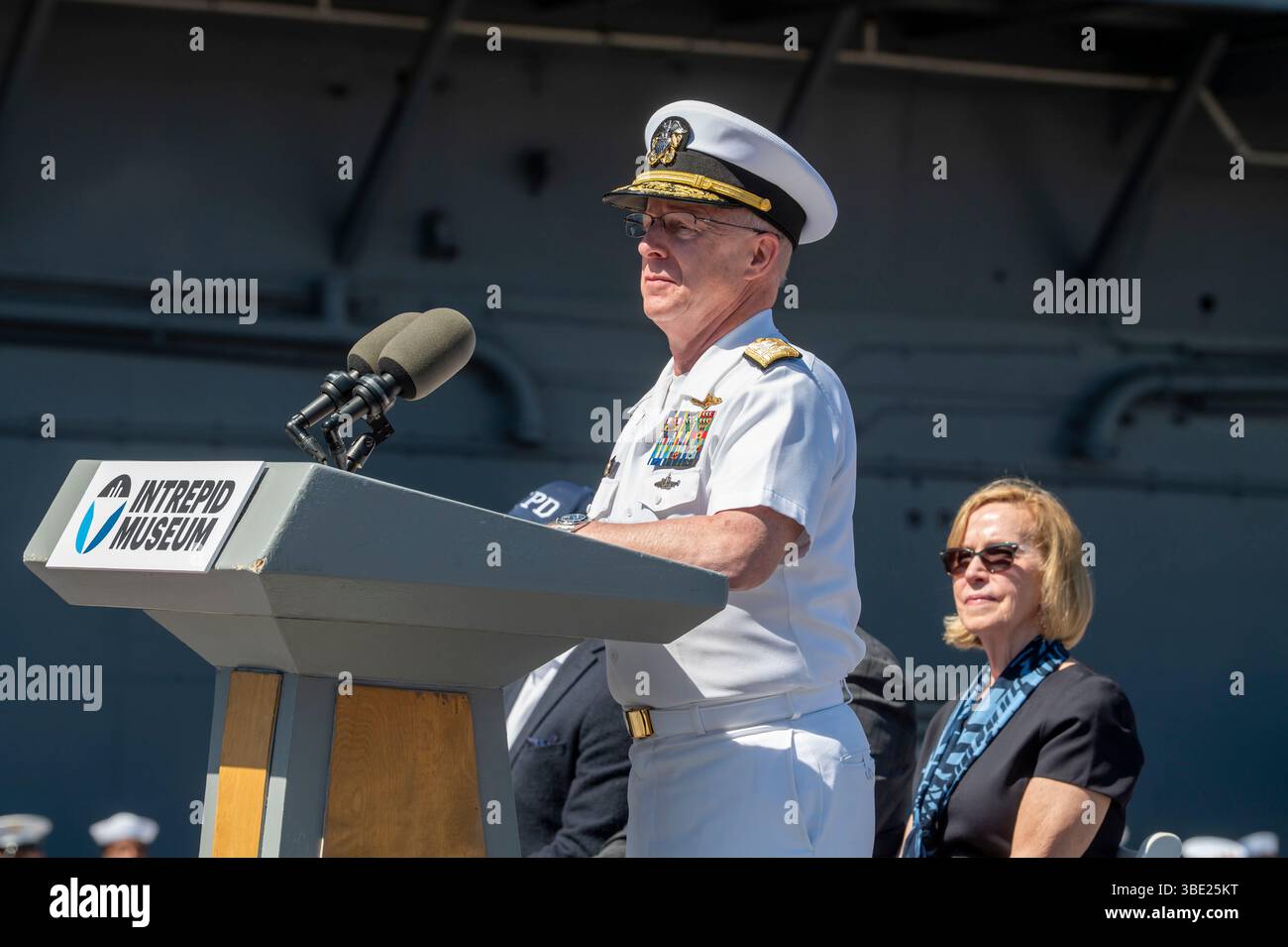 L'ADM Daryl Caudle, commandant du U.S. Fleet Forces Command, prend la parole lors de la cérémonie annuelle de commémoration du jour du souvenir de l'Intrepid Sea, Air & Space Museum. Banque D'Images