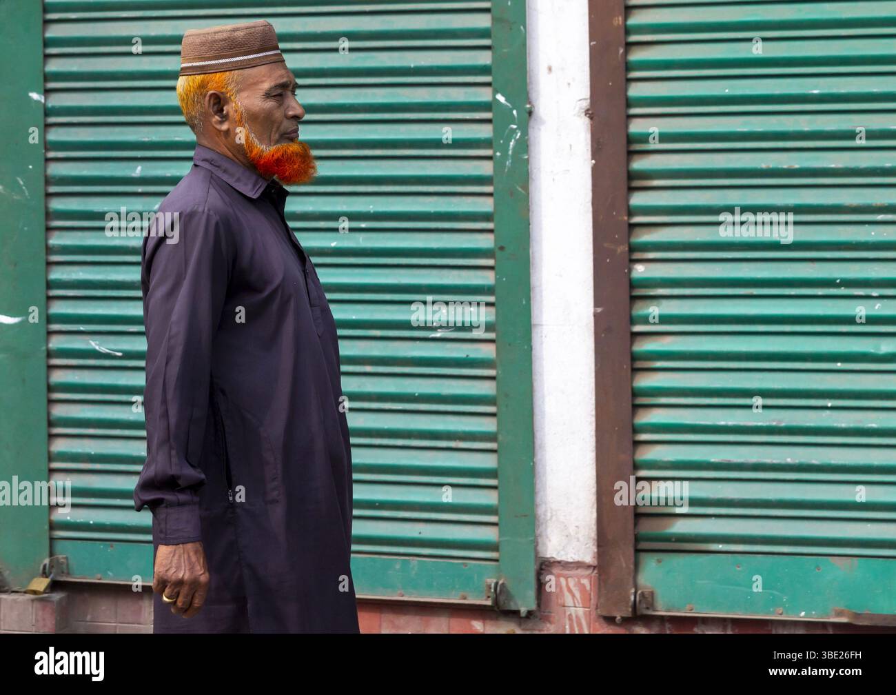 Homme élédery bangladais avec la barbe et les cheveux teints au henné, Division de Rangpur, Taraganj, Bangladesh Banque D'Images