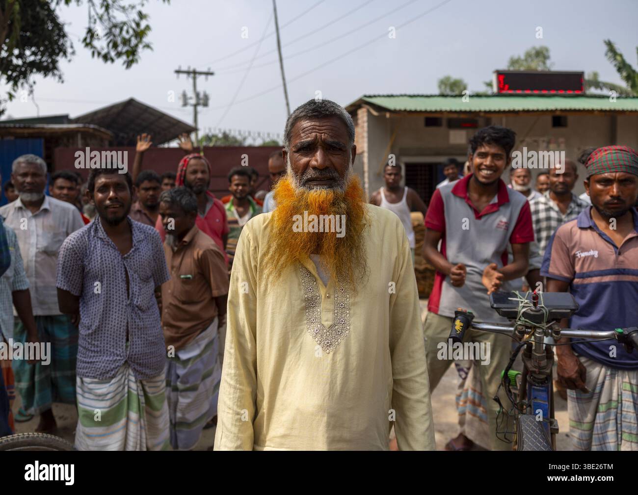 Homme élédery bangladais avec la barbe et les cheveux teints au henné, Division de Rangpur, Rangpur, Bangladesh Banque D'Images