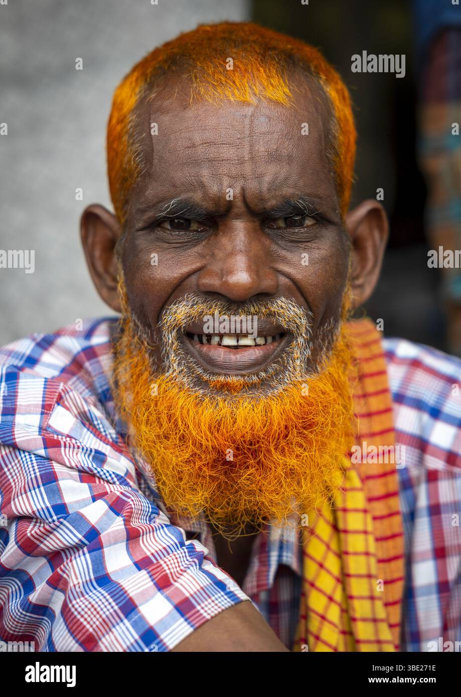 Homme bangladais avec la barbe et les cheveux teints au henné, Dhaka Division, Dhamrai, Bangladesh Banque D'Images
