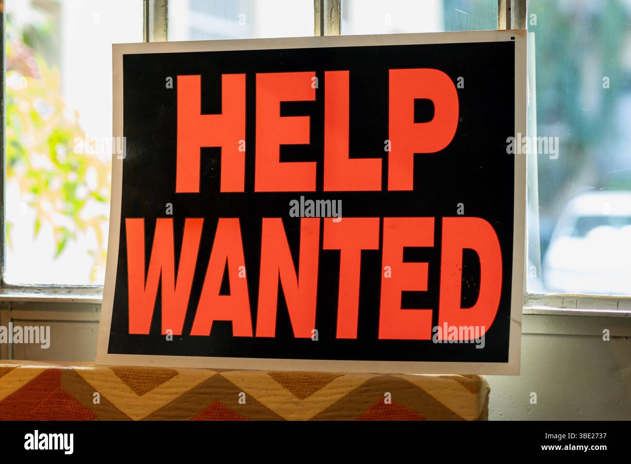 Help Wanted signe affiché dans la fenêtre, la publicité des offres d'emploi et la recherche de candidatures Banque D'Images