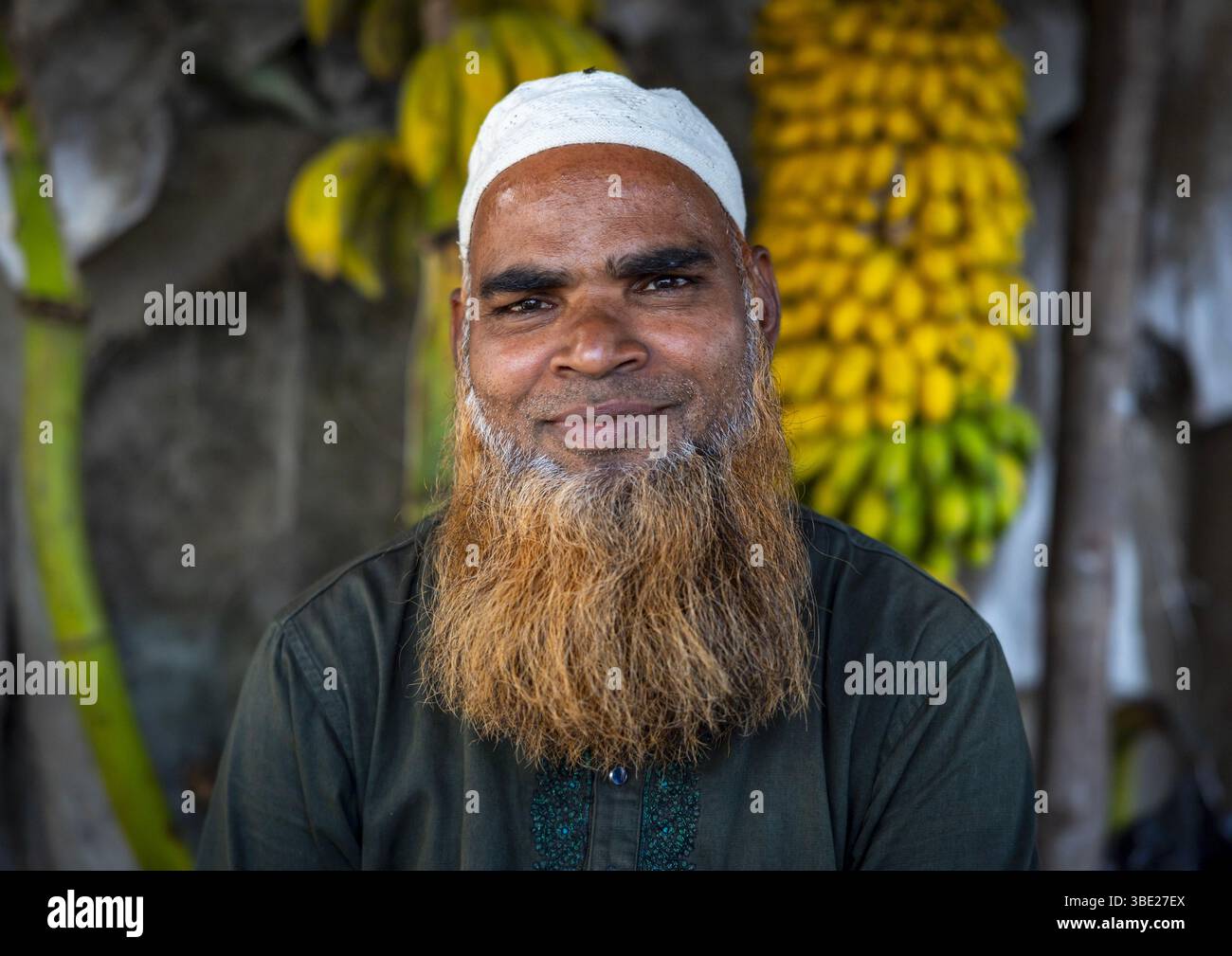 Portrait d'un homme bangladais avec la barbe et les cheveux teints au henné, Chittagong Division, Bandarban, Bangladesh Banque D'Images