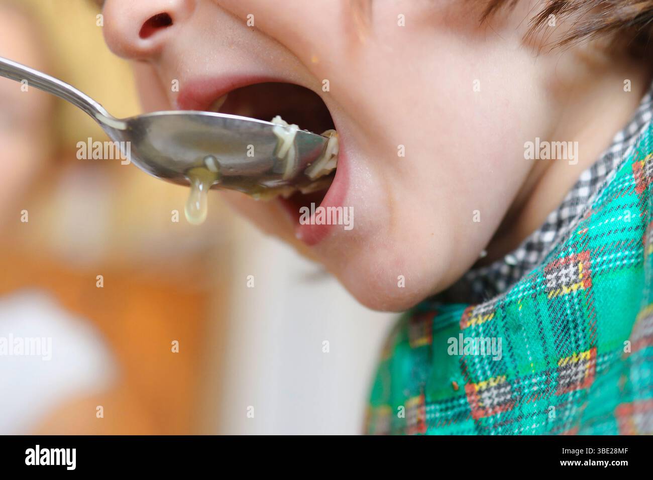 Nourrir la soupe à un petit enfant. Banque D'Images