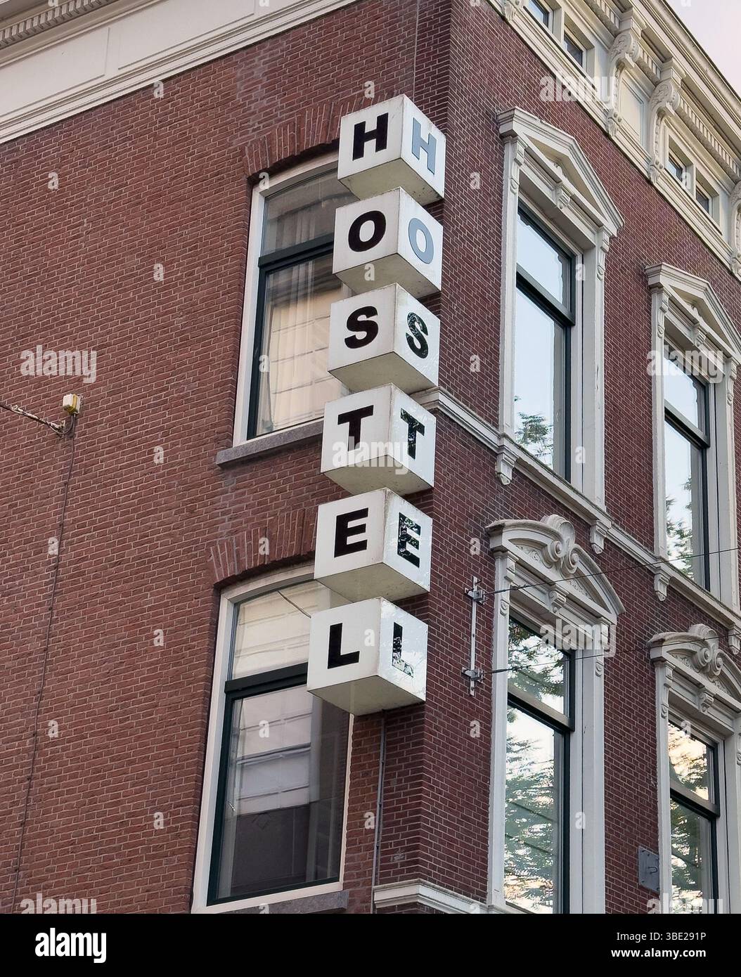 Signe d'auberge sur la façade de bâtiment de mur de briques, pays-Bas, Hollande. Concept de voyage et d'hébergement Banque D'Images