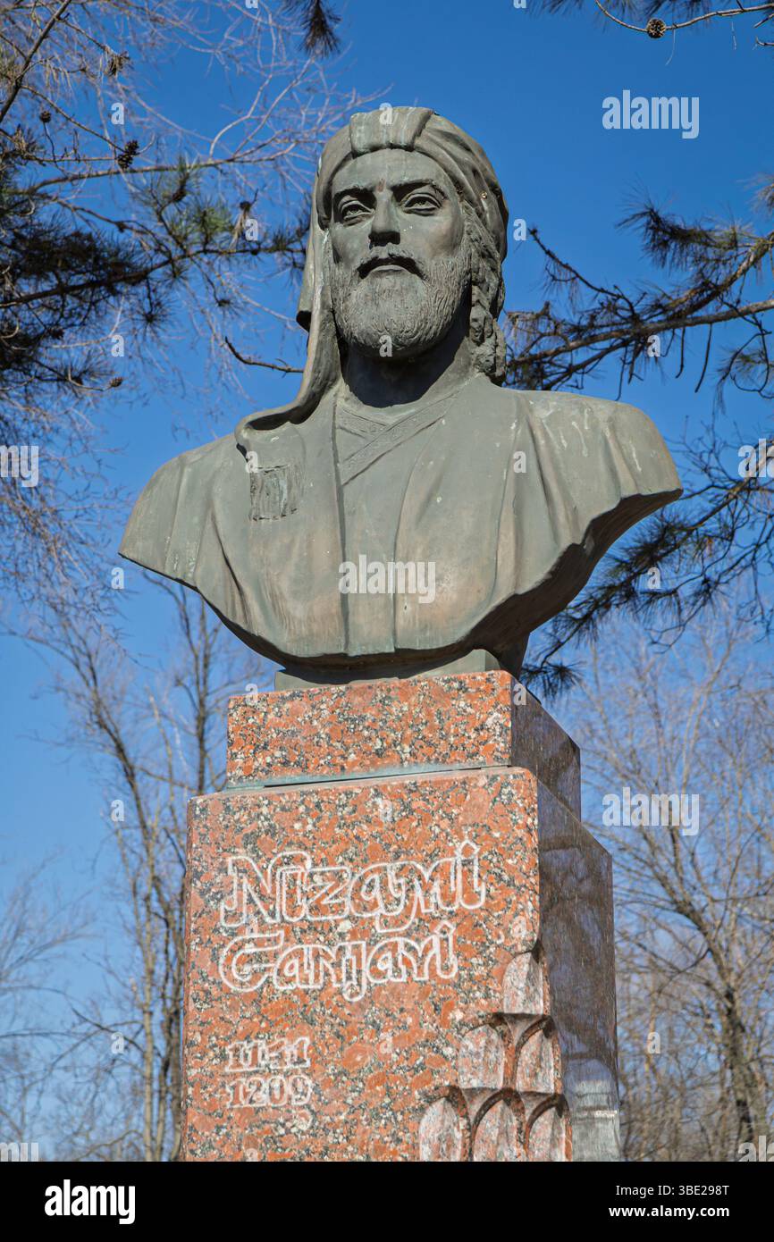 Chisinau, Moldavie-23 février 2025 : Monument à Nizami Ganjavi par Akif Asgarov Banque D'Images