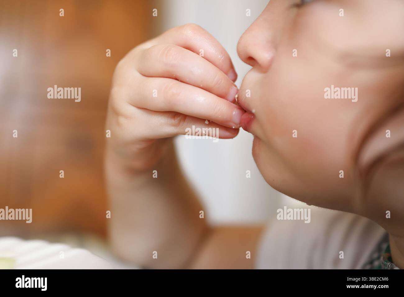 Gros plan d'un enfant apprenant à manger sainement. Banque D'Images