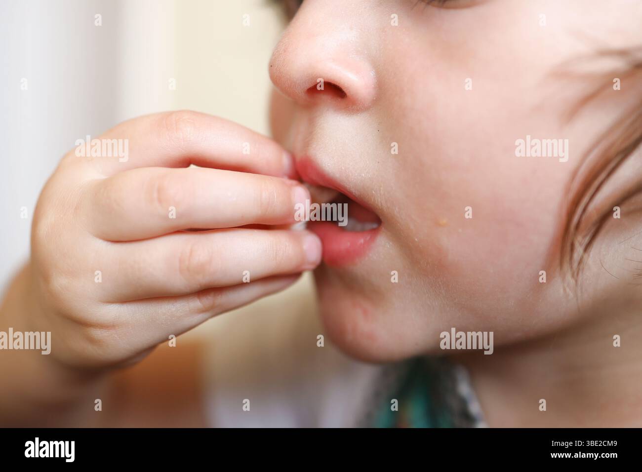 Petit enfant mangeant sain par elle-même. Banque D'Images
