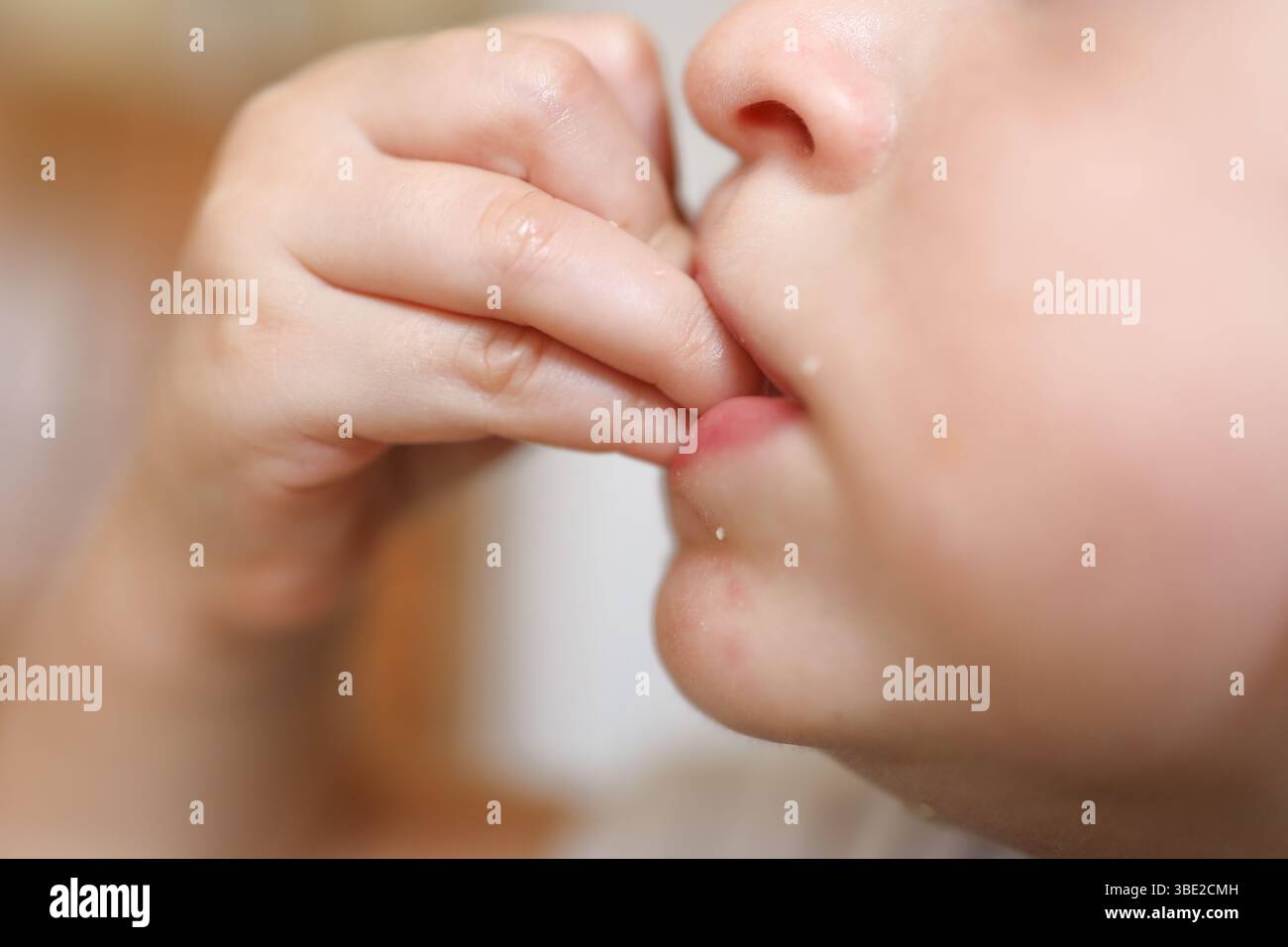 Détail d'un petit enfant apprenant à manger sainement par elle-même. Banque D'Images