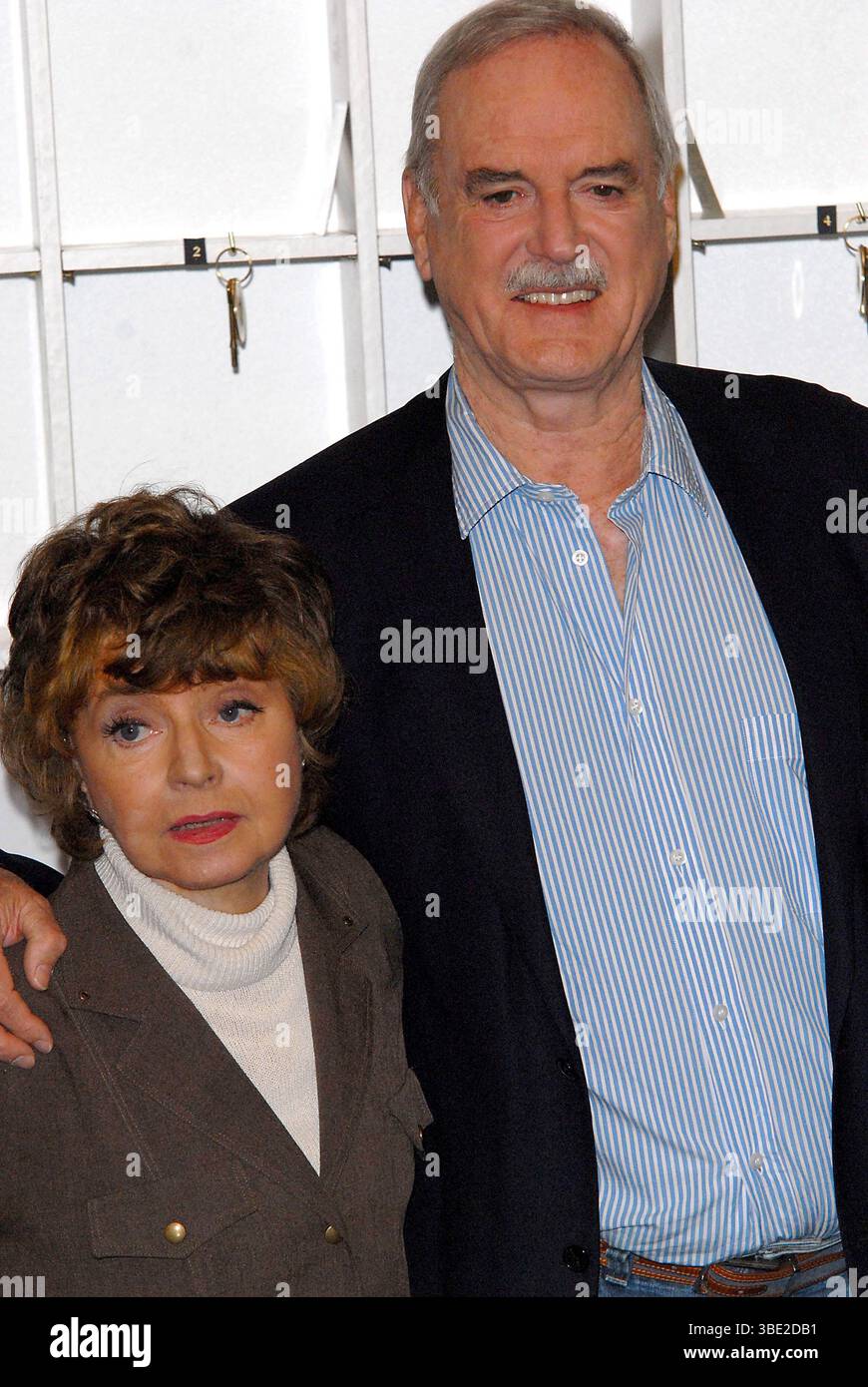 Prunella Scales et John Cleese lors d'une conférence de presse pour annoncer la sortie prochaine de deux épisodes spéciaux de 'Fawlty Towers', commémorant le 30e anniversaire de l'émission, tenue au Navy and Military Club à St James' Square à Londres - 6 mai 2009 Banque D'Images