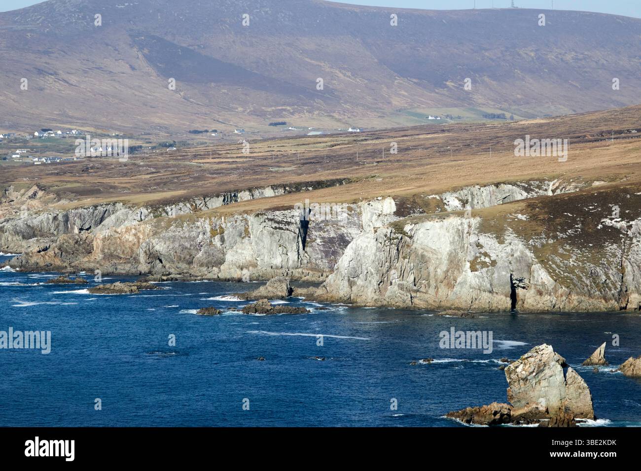 falaises blanches d'ashleam et ashleam bay dooega achill île comté mayo république d'irlande sur la voie sauvage de l'atlantique Banque D'Images