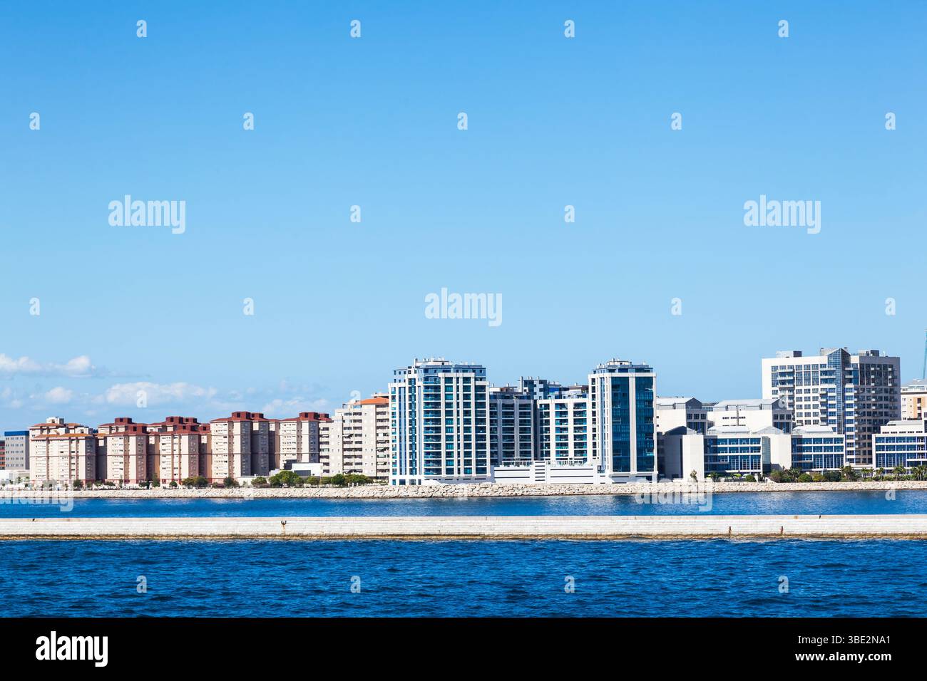 Maisons à plusieurs étages sur la côte, près du port de Gibraltar. Banque D'Images