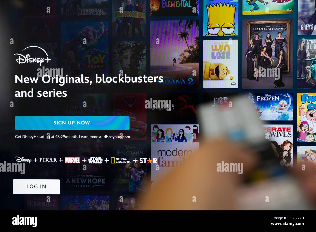 Belgrade, Serbie - 22 mai 2025 : regarder Disney plus plate-forme de streaming à la télévision. Est un abonnement américain de vidéo à la demande en streaming service ow Banque D'Images