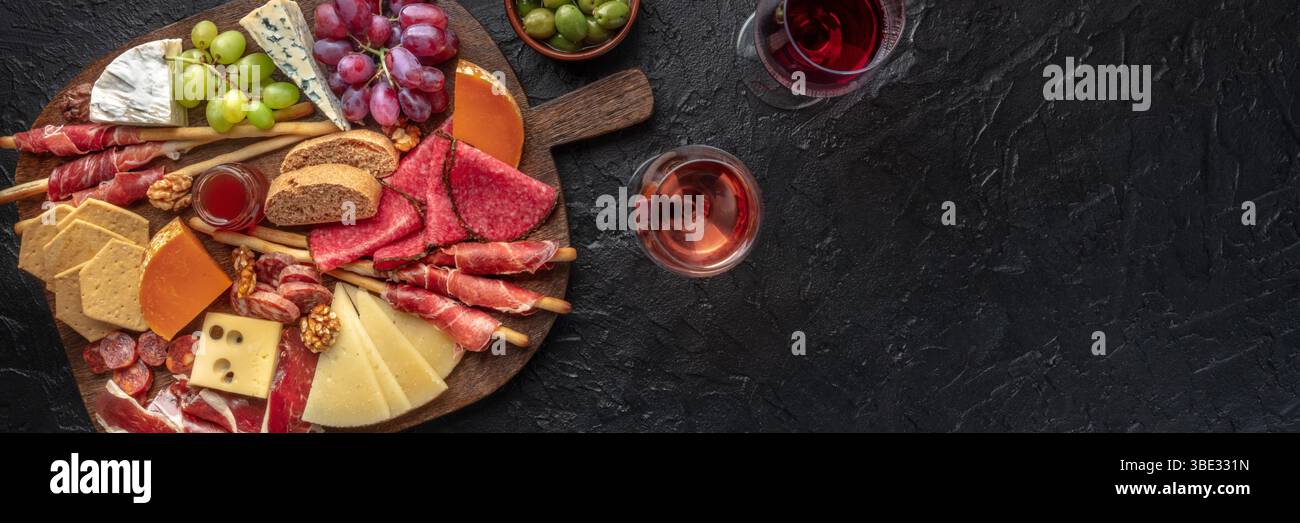 Antipasti ou tapas. Charcuterie et plateau de fromage avec vin, panorama à plat suspendu avec espace de copie Banque D'Images