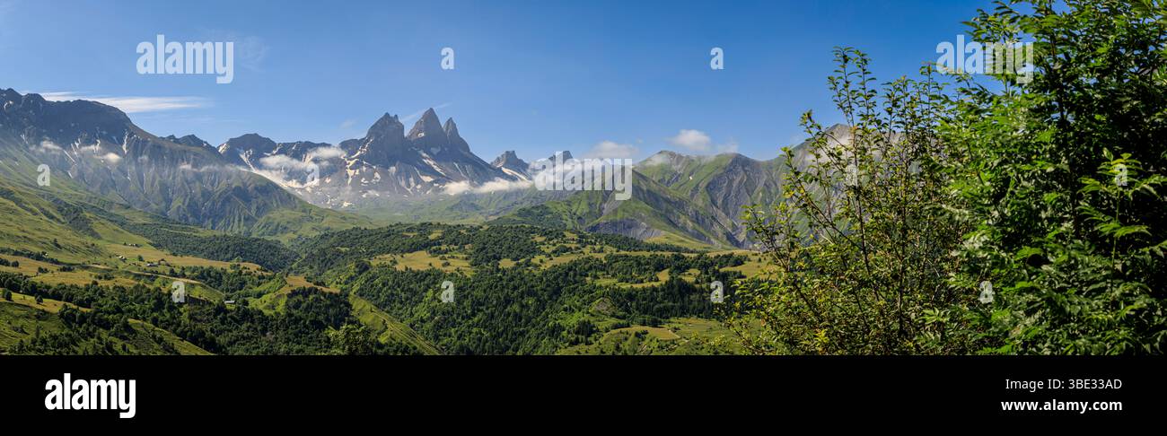 France, Savoie, Albiez-Montrond, vue panoramique sur les aiguilles d'Arves, de gauche à droite l'aiguille septentrionale ou Tête de Chat (3364 m), l'aiguille centrale (3513 m) et l'aiguille méridionale (3514 m) Banque D'Images