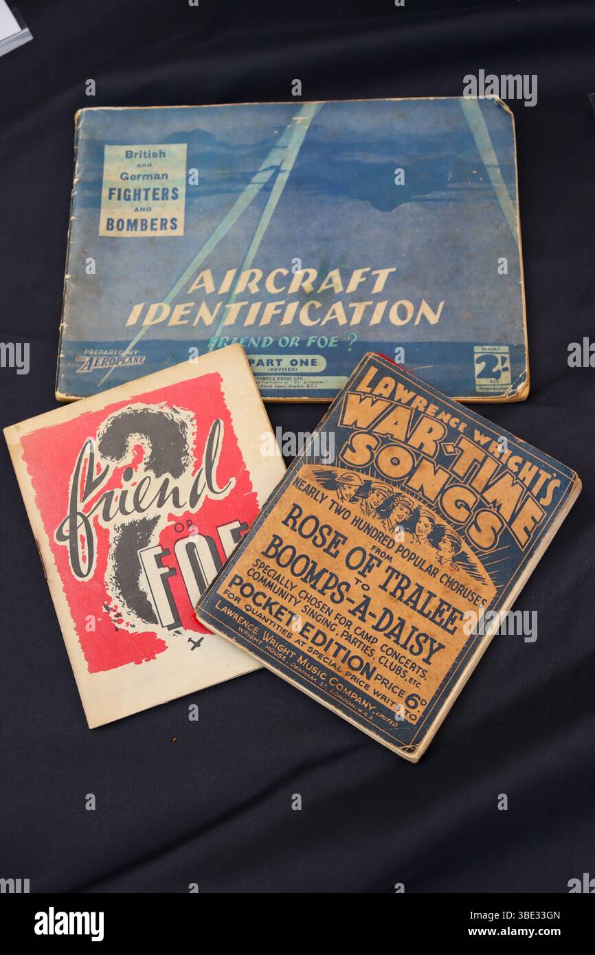 De véritables publications sur le front de mer de la seconde Guerre mondiale présentant l'identification des avions alliés et allemands ainsi que des paroles de chansons populaires en temps de guerre pour garder le moral. Banque D'Images