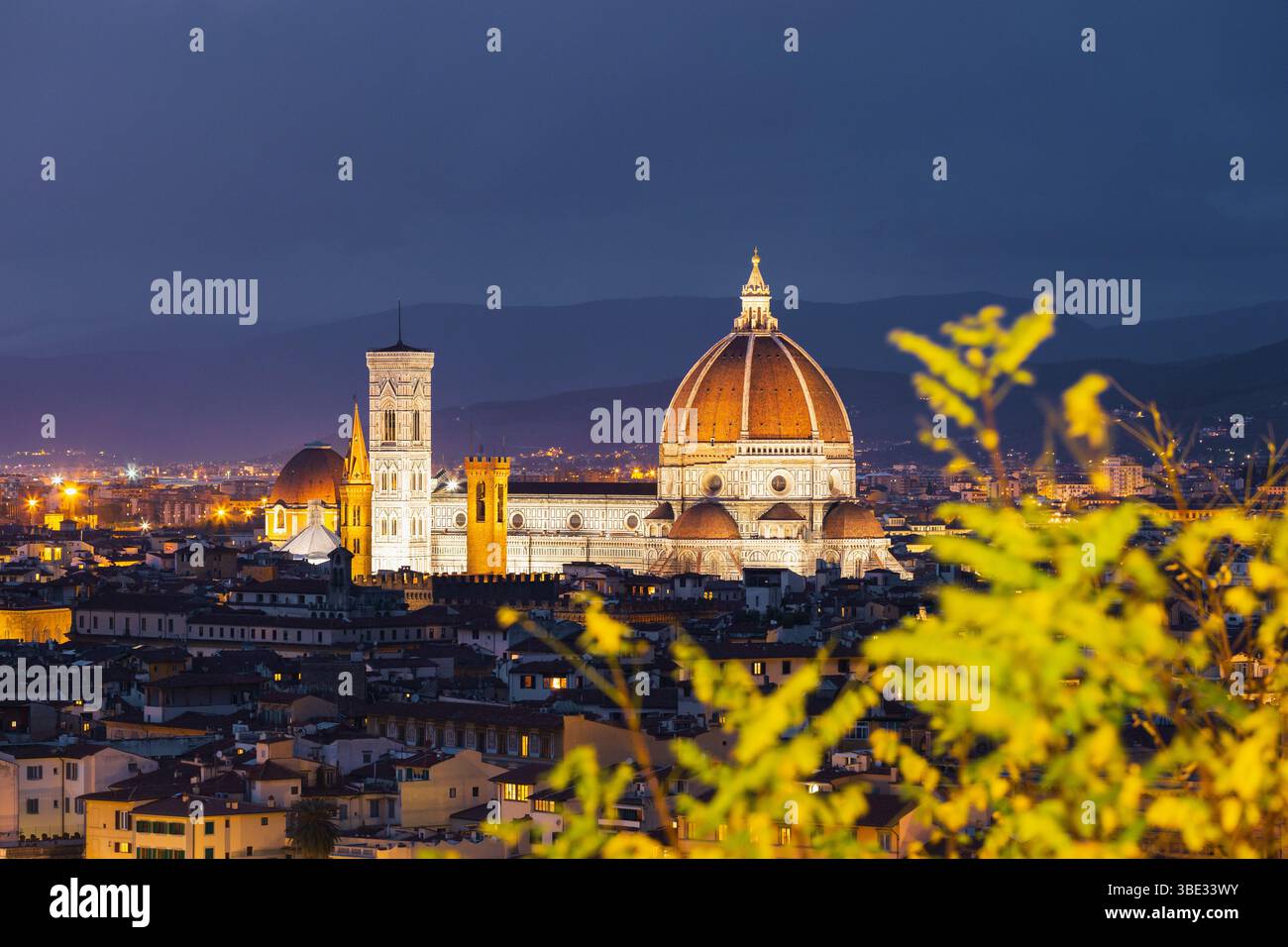 Florence, Italie, au crépuscule : le Duomo et le Campanile de Giotto sont illuminés Banque D'Images