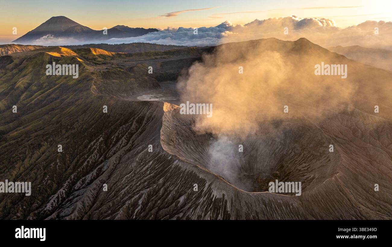 Indonésie, île de Java, province de Java oriental, massif du Tengger, Parc National bromo-Tengger-Semeru, volcan bromo (Gunung bromo - 2329 m) au coucher du soleil (vue aérienne) Banque D'Images Indonésie, île de Java, province de Java oriental, massif du Tengger, Parc National bromo-Tengger-Semeru, volcan bromo (Gunung bromo - 2329 m) au coucher du soleil (vue aérienne) Banque D'Images