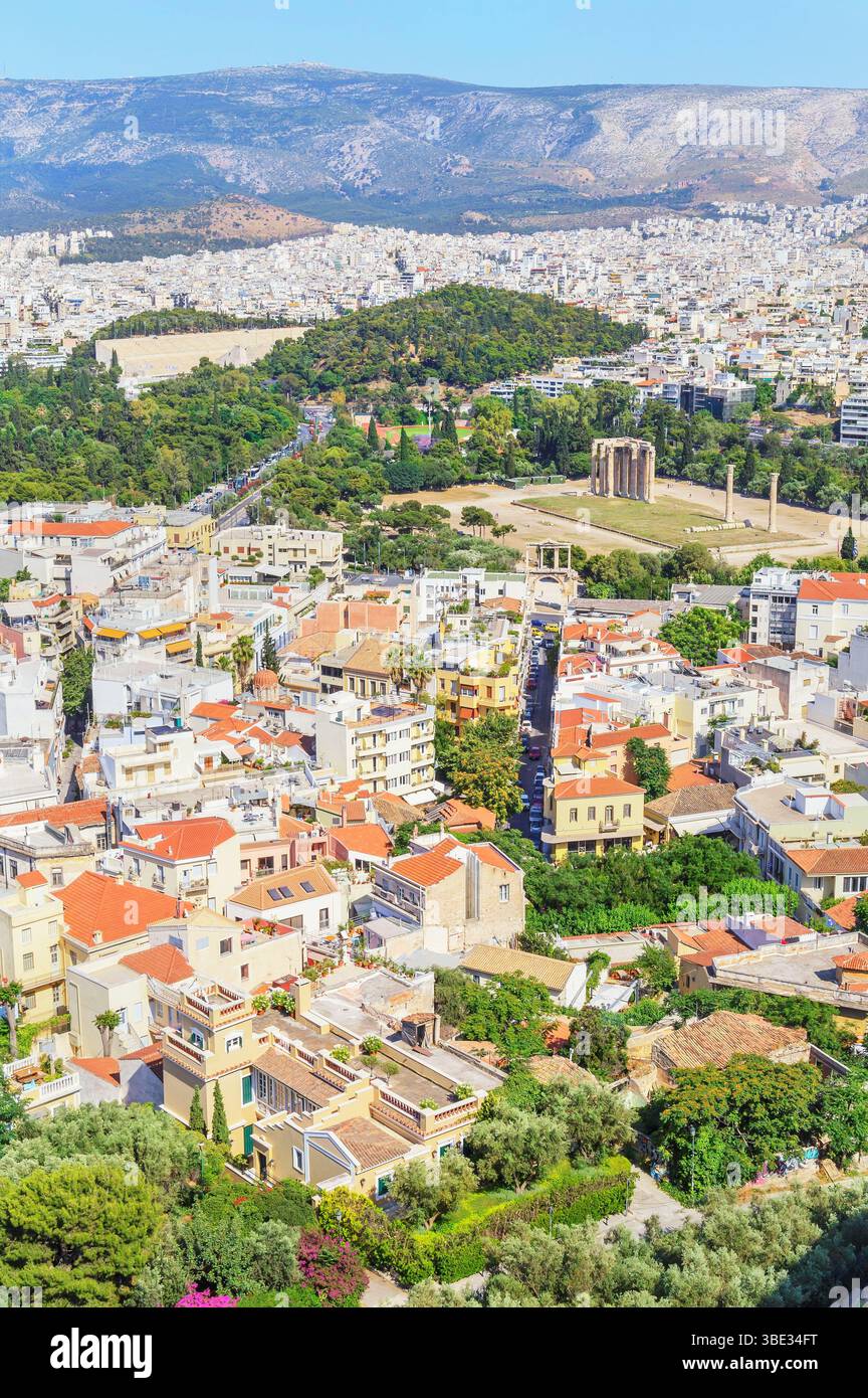 Grèce, Athènes, vue plongeante sur le Temple de Zeus Olympien, Arc d'Hadrien et le centre-ville d'Athènes Banque D'Images