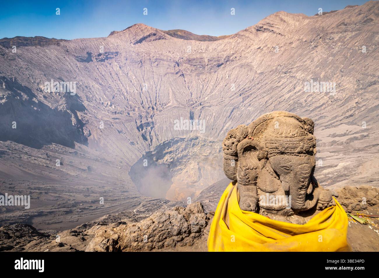 Indonésie, île de Java, province de Java oriental, massif du Tengger, Parc National bromo-Tengger-Semeru, autel d'offrande hindoue dans le cratère fumant du volcan bromo (2329 m) Banque D'Images Indonésie, île de Java, province de Java oriental, massif du Tengger, Parc National bromo-Tengger-Semeru, autel d'offrande hindoue dans le cratère fumant du volcan bromo (2329 m) Banque D'Images