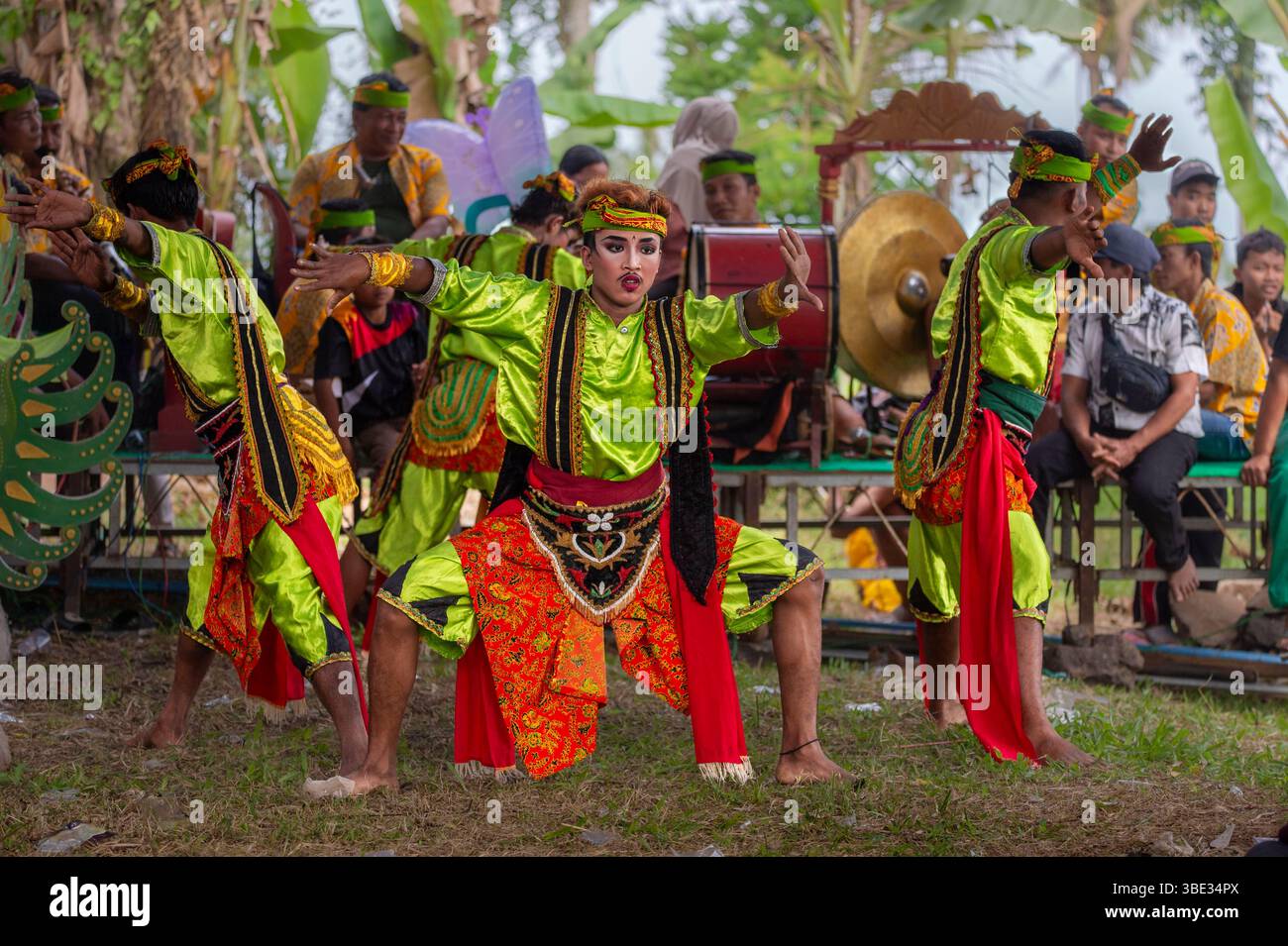 Indonésie, île de Java, province de Banyuwangi, Java oriental, suite à un mariage où plusieurs familles du village de Segobang ont aidé à l’organisation et à la préparation de la nourriture, les familles de la mariée et mariée offrent un gamelan, une célébration traditionnelle (avec orchestre et danseurs entrant en transe) qui dure une journée entière pour remercier le village Banque D'Images Indonésie, île de Java, province de Banyuwangi, Java oriental, suite à un mariage où plusieurs familles du village de Segobang ont aidé à l’organisation et à la préparation de la nourriture, les familles de la mariée et mariée offrent un gamelan, une célébration traditionnelle (avec orchestre et danseurs entrant en transe) qui dure une journée entière pour remercier le village Banque D'Images