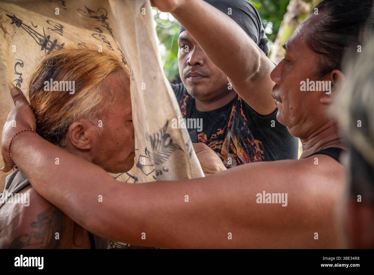 Indonésie, île de Java, province de Banyuwangi, Java oriental, suite à un mariage où plusieurs familles du village de Segobang ont aidé à l’organisation et à la préparation de la nourriture, les familles de la mariée et mariée offrent un gamelan, une célébration traditionnelle (avec orchestre et danseurs entrant en transe) qui dure une journée entière pour remercier le village Banque D'Images Indonésie, île de Java, province de Banyuwangi, Java oriental, suite à un mariage où plusieurs familles du village de Segobang ont aidé à l’organisation et à la préparation de la nourriture, les familles de la mariée et mariée offrent un gamelan, une célébration traditionnelle (avec orchestre et danseurs entrant en transe) qui dure une journée entière pour remercier le village Banque D'Images