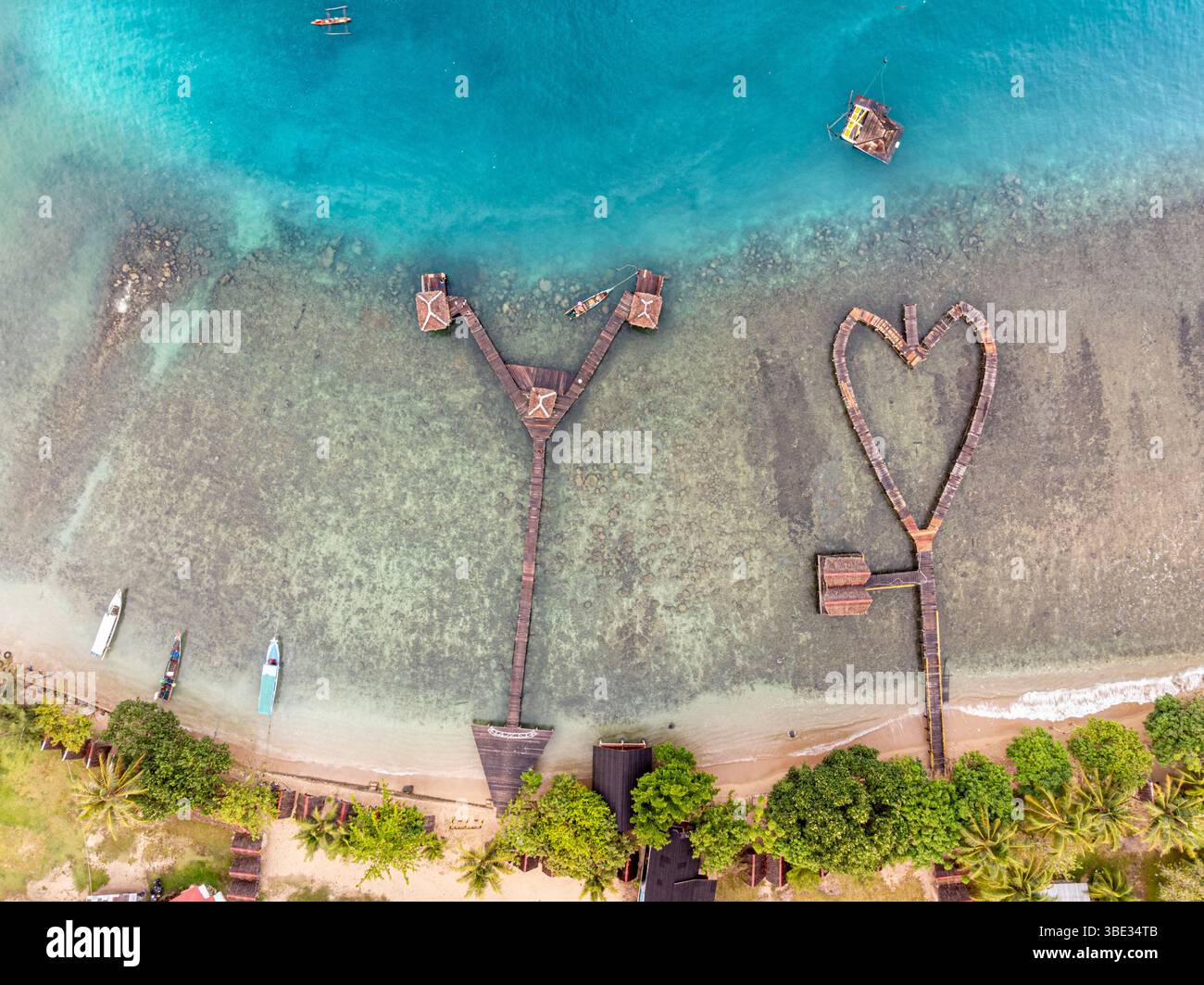 Indonésie, île de Sumatra, Pesisir Selatan, pontons dans le village de Sungai Pinang (vue aérienne) Banque D'Images