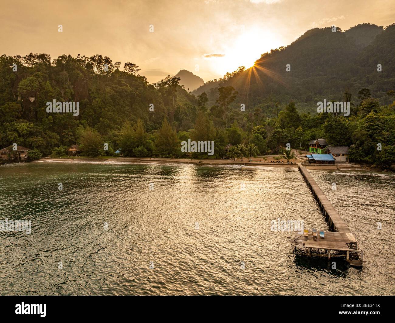 Indonésie, île de Sumatra, Pesisir Selatan, village de Sungai Pinang, le ponton de l'hôtel Ricky's Beach House au lever du soleil (vue aérienne) Banque D'Images