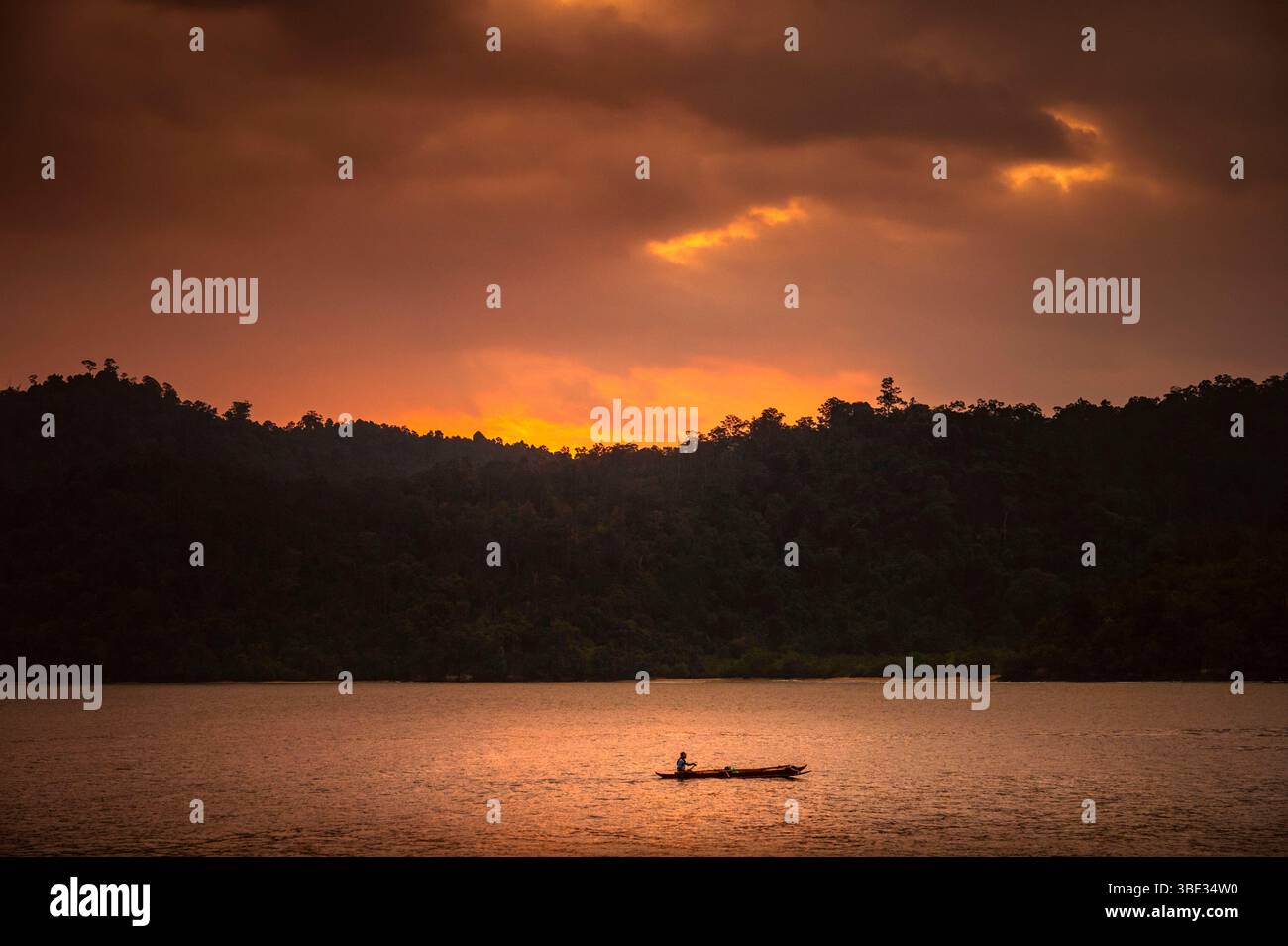 Indonésie, île de Sumatra, Pesisir Selatan, village de Sungai Pinang, pêcheur sur sa pirogue au coucher du soleil Banque D'Images
