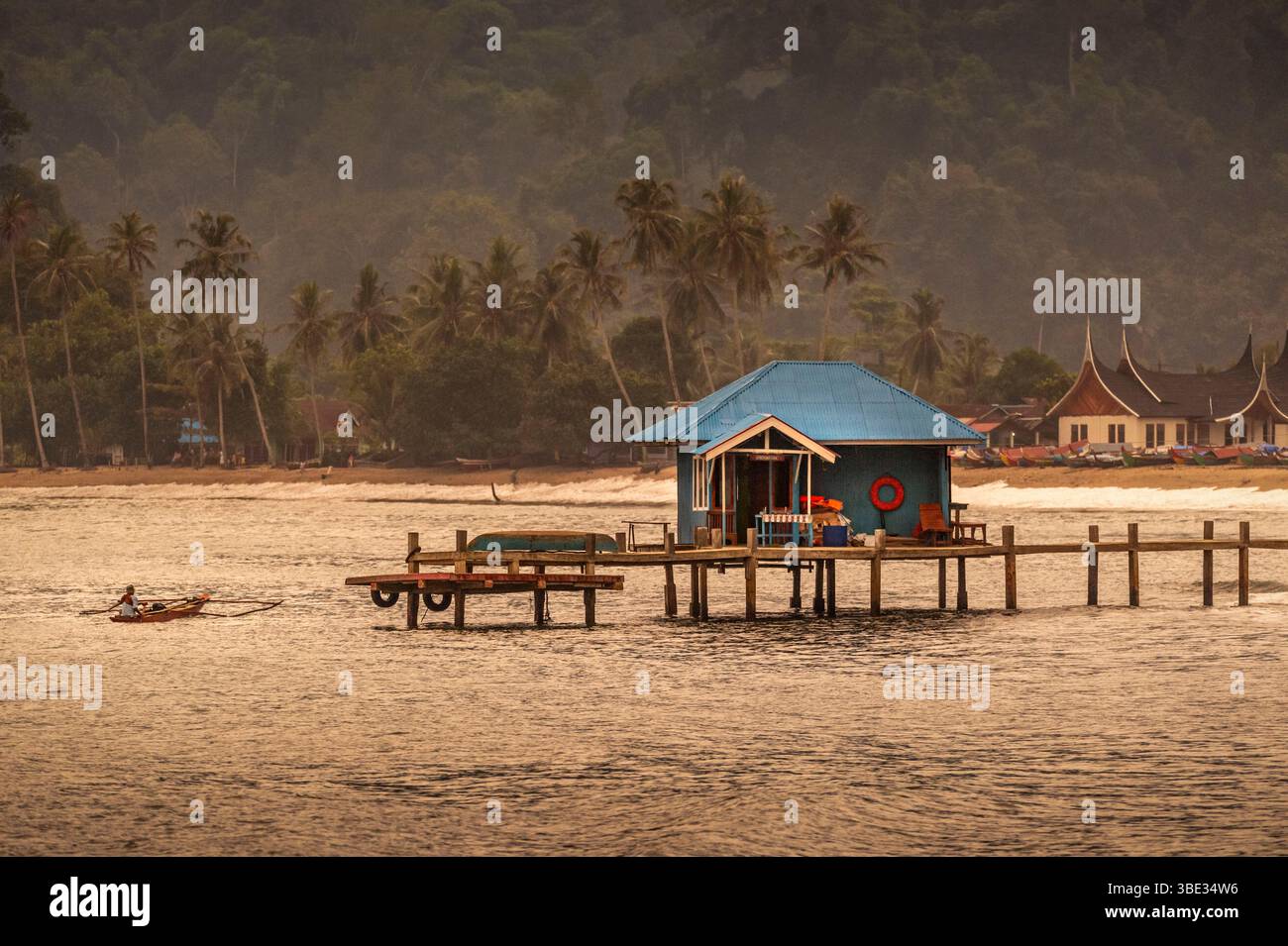 Indonésie, île de Sumatra, Pesisir Selatan, village de Sungai Pinang, pêcheur sur sa pirogue au coucher du soleil Banque D'Images