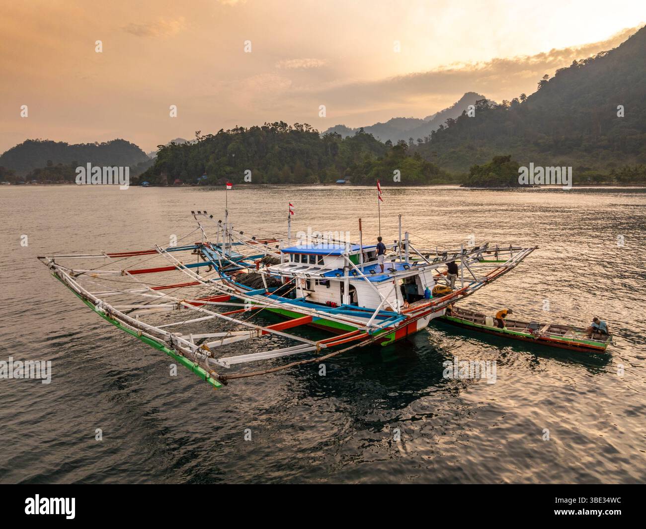 Indonésie, île de Sumatra, Pesisir Selatan, village de Sungai Pinang, bateau de pêche (vue aérienne) Banque D'Images