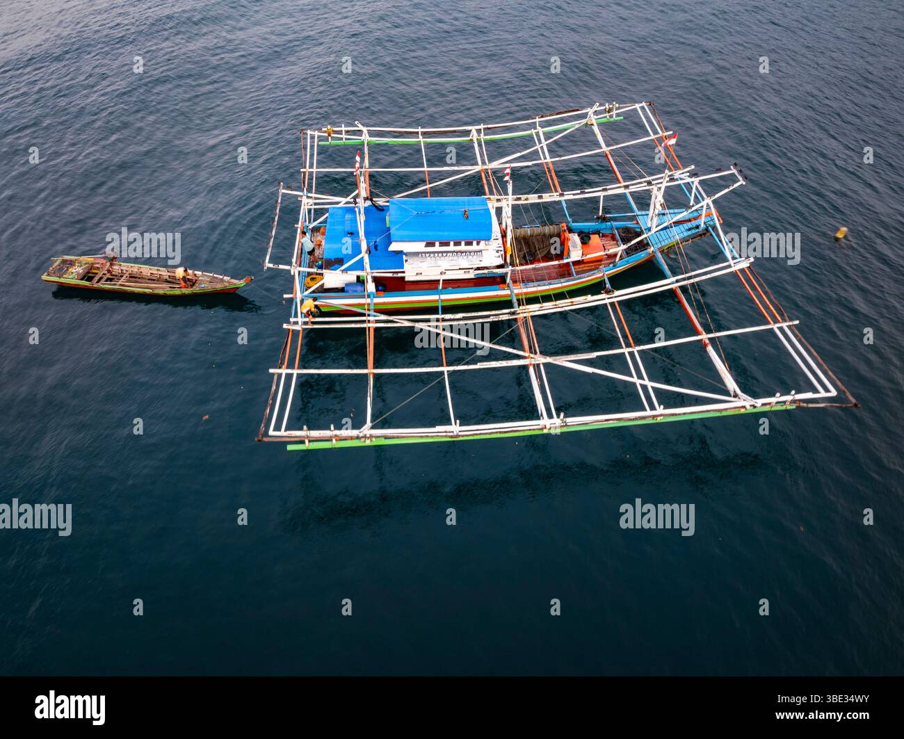 Indonésie, île de Sumatra, Pesisir Selatan, village de Sungai Pinang, bateau de pêche (vue aérienne) Banque D'Images