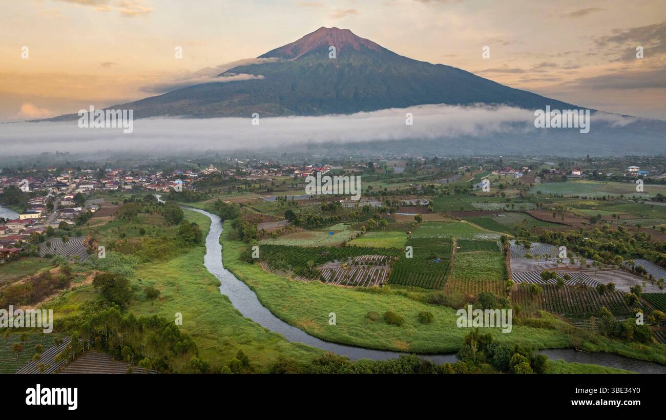 Indonésie, île de Sumatra, province de Jambi, le volcan Kerinci est le volcan le plus haut d'Indonésie et, à 3 805 mètres, le point culminant de l'île de Sumatra (vue aérienne) Banque D'Images Indonésie, île de Sumatra, province de Jambi, le volcan Kerinci est le volcan le plus haut d'Indonésie et, à 3 805 mètres, le point culminant de l'île de Sumatra (vue aérienne) Banque D'Images