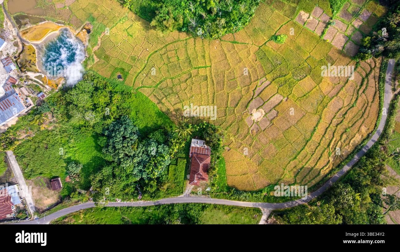 Indonésie, île de Sumatra, province de Jambi, village et sources géothermiques de Semurup (vue aérienne) Banque D'Images Indonésie, île de Sumatra, province de Jambi, village et sources géothermiques de Semurup (vue aérienne) Banque D'Images
