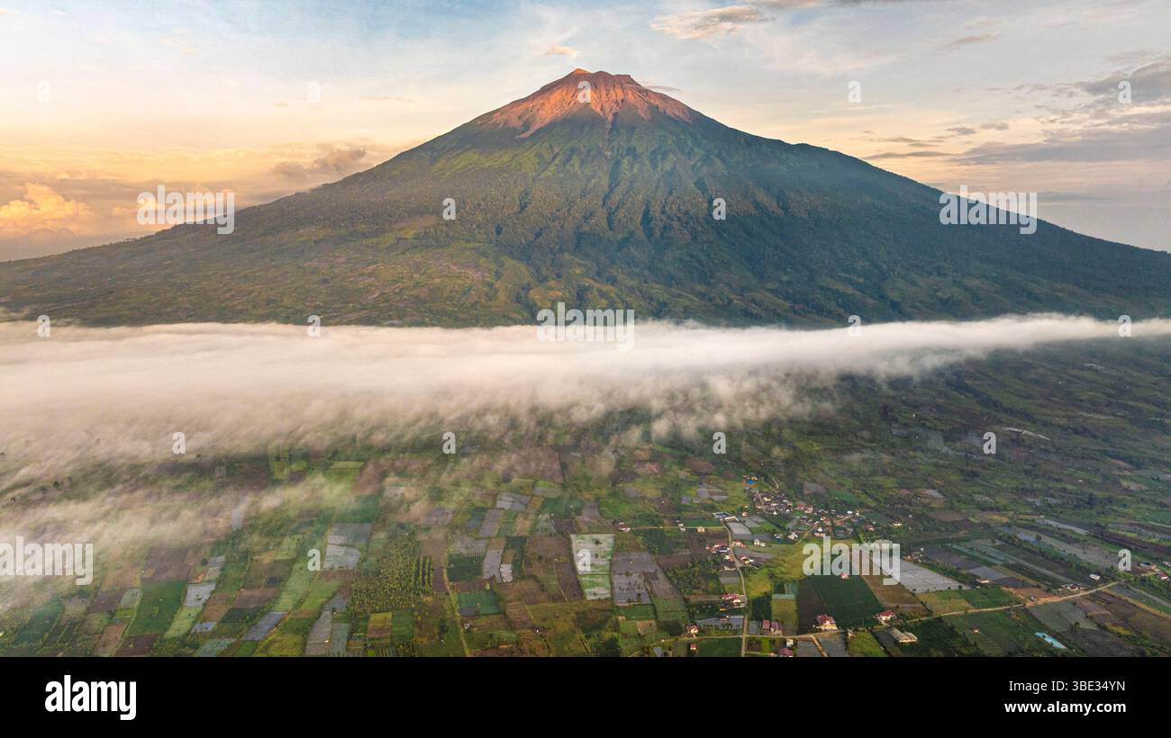 Indonésie, île de Sumatra, province de Jambi, le volcan Kerinci est le volcan le plus haut d'Indonésie et, à 3 805 mètres, le point culminant de l'île de Sumatra (vue aérienne) Banque D'Images Indonésie, île de Sumatra, province de Jambi, le volcan Kerinci est le volcan le plus haut d'Indonésie et, à 3 805 mètres, le point culminant de l'île de Sumatra (vue aérienne) Banque D'Images