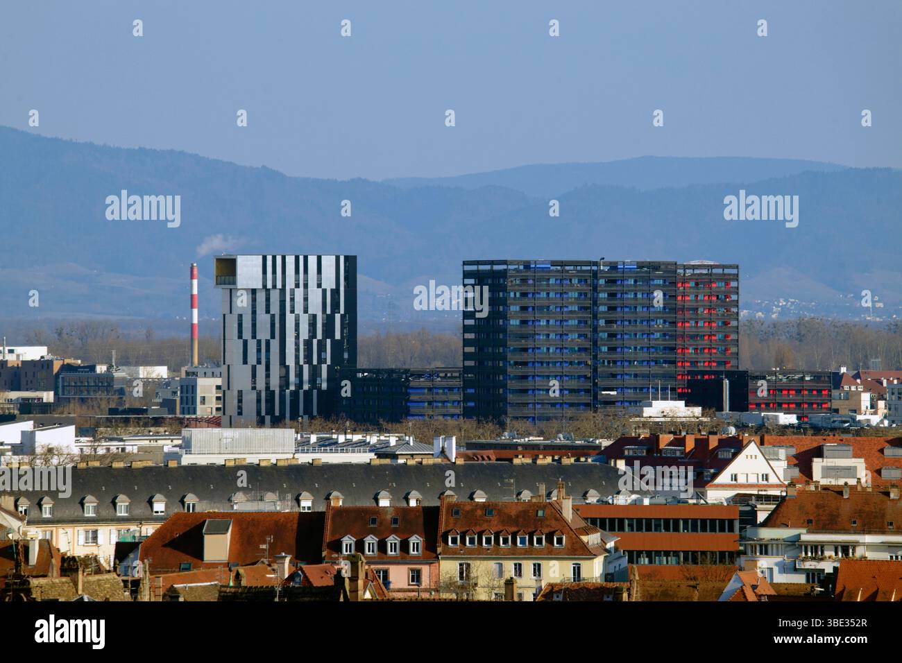 France, Bas Rhin, Strasbourg, aménagement du port du Rhin et transformation du brise-lames du bassin d'Austerlitz, médiathèque André Malraux, tour des 3 cygnes noirs de l'architecte Anne Demians et tour Elithis Danube, 1ère tour à énergie positive de XTU architectes Banque D'Images