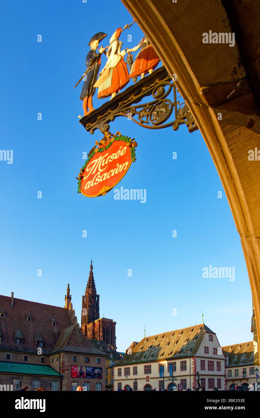 France, Bas Rhin, Strasbourg, vieille ville classée au Patrimoine mondial de l'UNESCO, Quai Saint Nicolas, musée alsacien, cathédrale notre Dame en toile de fond Banque D'Images