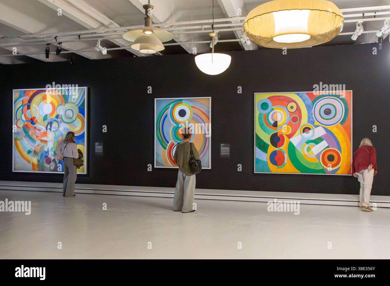 France, Nord, Lille, Tri postal, Lille 3000 exposition Pom Pom Pidou basée sur la collection Centre Pompidou, huiles sur toile de Sonia et Robert Delaunay Banque D'Images