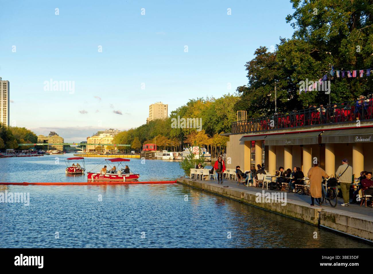 France, Paris, le bassin de La Villette, le plus grand plan d'eau artificiel de Paris, qui relie le canal de l'Ourcq au Canal Saint-Martin Banque D'Images